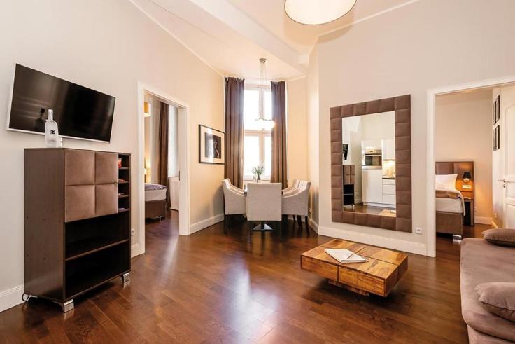 Building Potsdamer Straße - arbiogroup - 1540767 adresindeki bir dairede modern mobilyalarla zarif bir şekilde tasarlanmış oturma odası Berlin, Berlin
