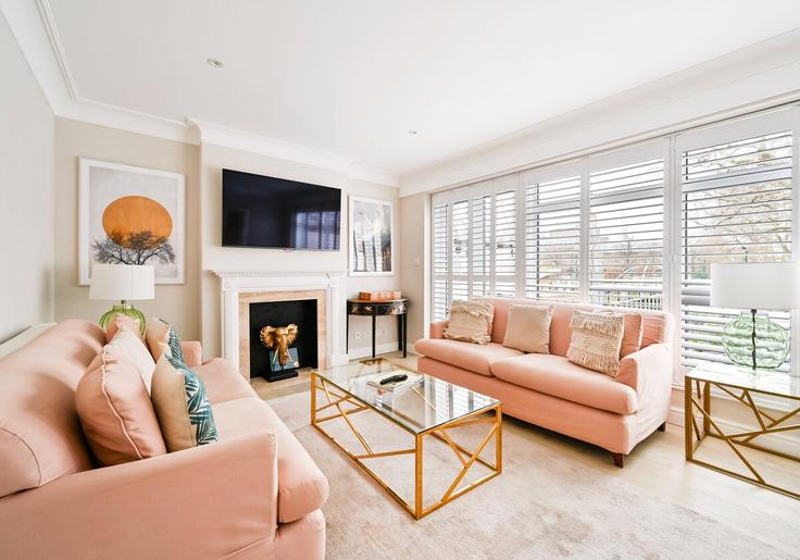 Royal Borough of Kensington and Chelsea, London에 위치한 Building Astell Street - argyl-group - 1259246 - LON 유닛의 세련된 인테리어가 돋보이는 거실 Royal Borough of Kensington and Chelsea, London에 위치한 Building Astell Street - argyl-group - 1259246 - LON 유닛의 세련된 인테리어가 돋보이는 거실