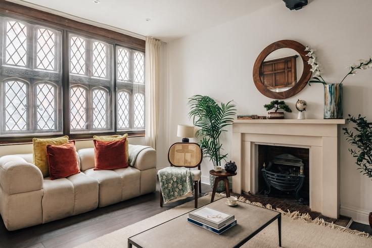 Salle de séjour élégante avec mobilier moderne dans un appartement à Building Phillimore Walk - argyl-group - 1584692 à Royal Borough of Kensington and Chelsea, London
