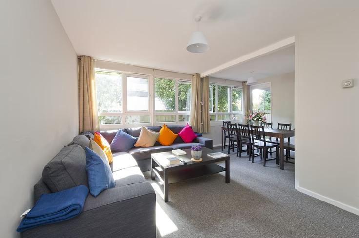 Sala de estar elegantemente projetada com móveis modernos em um apartamento no Building Waynflete Square - argyl-group - 1593979 em Royal Borough of Kensington and Chelsea, London Sala de estar elegantemente projetada com móveis modernos em um apartamento no Building Waynflete Square - argyl-group - 1593979 em Royal Borough of Kensington and Chelsea, London