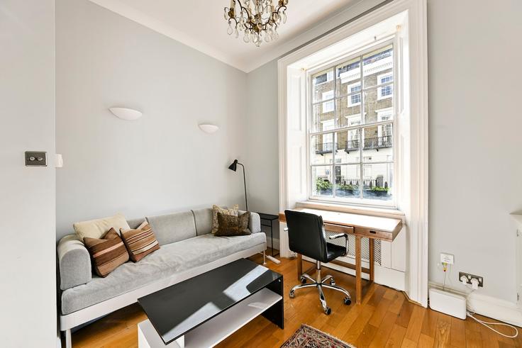 Salle de séjour élégante avec mobilier moderne dans un appartement à Building Warwick Way - argyl-group - 1637142 à City of Westminster, London Salle de séjour élégante avec mobilier moderne dans un appartement à Building Warwick Way - argyl-group - 1637142 à City of Westminster, London