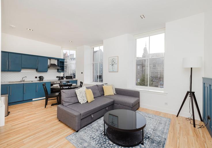 Elegant gestaltetes Wohnzimmer mit moderner Einrichtung in einer Wohnung im Building Castlehill - argyl-group - 1259258 - LON in Old Town, Edinburgh Elegant gestaltetes Wohnzimmer mit moderner Einrichtung in einer Wohnung im Building Castlehill - argyl-group - 1259258 - LON in Old Town, Edinburgh
