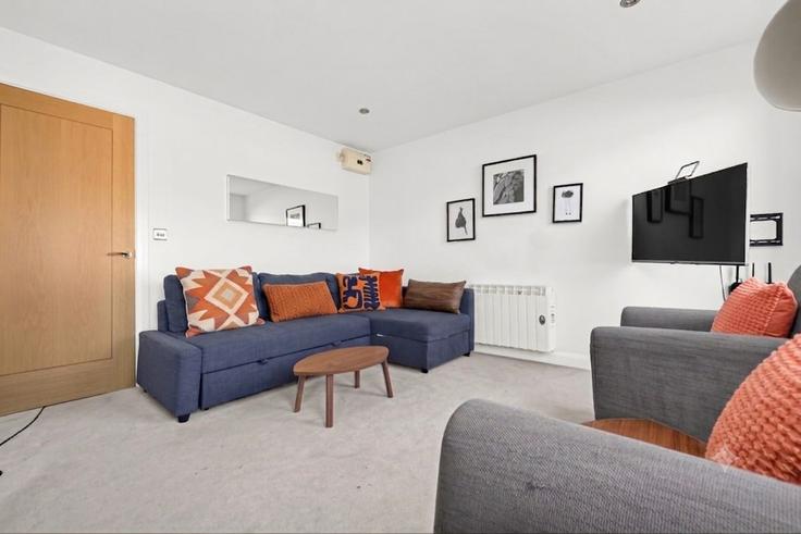 Elegant gestaltetes Wohnzimmer mit moderner Einrichtung in einer Wohnung im Building Hanbury Street - arhouse-management - 1593485 in London Borough of Tower Hamlets, London