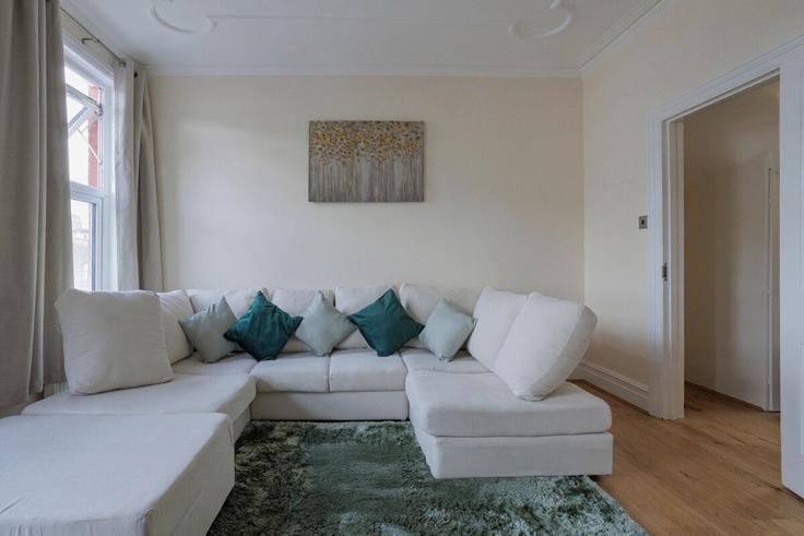 Elegante sala de estar con mobiliario moderno en un apartamento en Building Hanover Road - arhouse-management - 1593486 en London Borough of Brent, London Elegante sala de estar con mobiliario moderno en un apartamento en Building Hanover Road - arhouse-management - 1593486 en London Borough of Brent, London