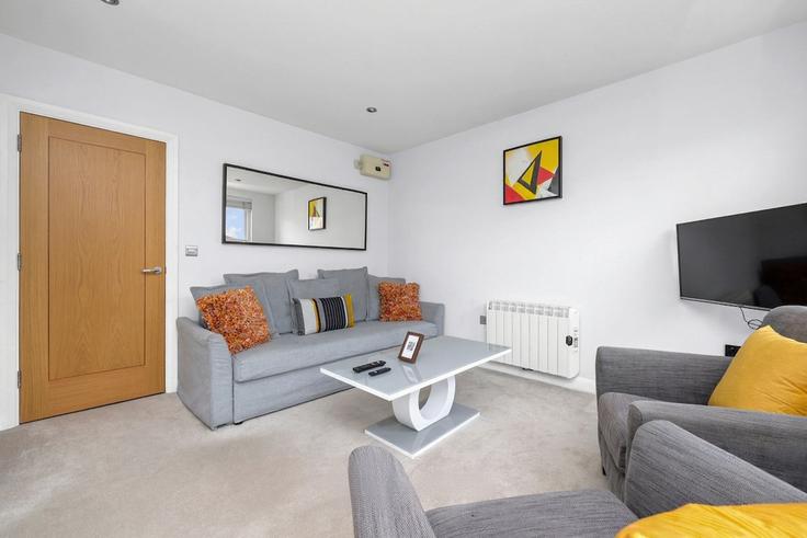 Elegant gestaltetes Wohnzimmer mit moderner Einrichtung in einer Wohnung im Building Hanbury Street - arhouse-management - 1593490 in London Borough of Tower Hamlets, London