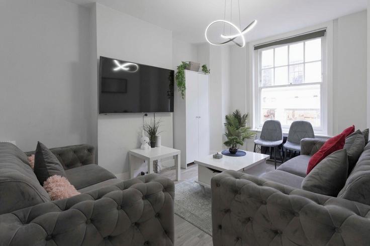 Building Wells Street - arhouse-management - 1593491 adresindeki bir dairede modern mobilyalarla zarif bir şekilde tasarlanmış oturma odası City of Westminster, London Building Wells Street - arhouse-management - 1593491 adresindeki bir dairede modern mobilyalarla zarif bir şekilde tasarlanmış oturma odası City of Westminster, London