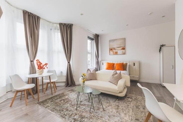 Elegante sala de estar con mobiliario moderno en un apartamento en Building Fordwych Road - arte-stays - 1633850 en London Borough of Camden, London