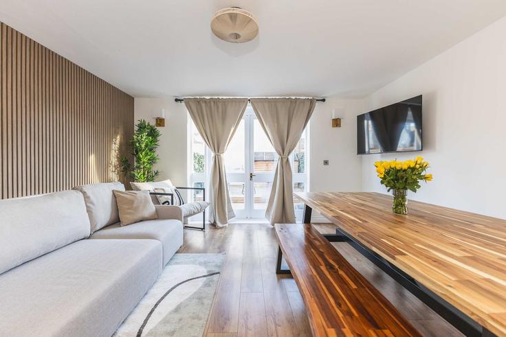 Building Hughan Road - arte-stays - 1633843 adresindeki bir dairede modern mobilyalarla zarif bir şekilde tasarlanmış oturma odası London Borough of Newham, London Building Hughan Road - arte-stays - 1633843 adresindeki bir dairede modern mobilyalarla zarif bir şekilde tasarlanmış oturma odası London Borough of Newham, London