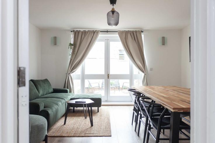 Building Hughan Road - arte-stays - 1633849 adresindeki bir dairede modern mobilyalarla zarif bir şekilde tasarlanmış oturma odası London Borough of Newham, London Building Hughan Road - arte-stays - 1633849 adresindeki bir dairede modern mobilyalarla zarif bir şekilde tasarlanmış oturma odası London Borough of Newham, London