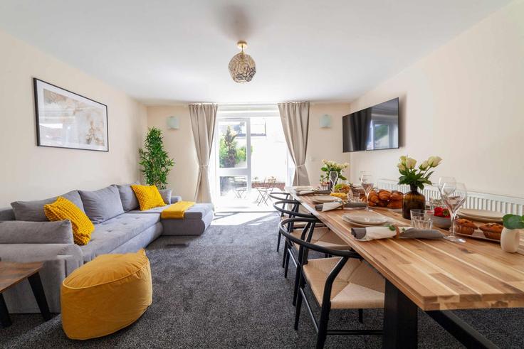 Building Hughan Road - arte-stays - 1633861 adresindeki bir dairede modern mobilyalarla zarif bir şekilde tasarlanmış oturma odası London Borough of Newham, London Building Hughan Road - arte-stays - 1633861 adresindeki bir dairede modern mobilyalarla zarif bir şekilde tasarlanmış oturma odası London Borough of Newham, London