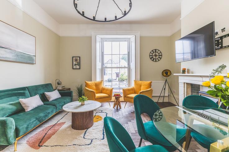 Sala de estar elegantemente projetada com móveis modernos em um apartamento no Building Shoot-Up Hill - artestays - 1585079 em London Borough of Brent, London Sala de estar elegantemente projetada com móveis modernos em um apartamento no Building Shoot-Up Hill - artestays - 1585079 em London Borough of Brent, London