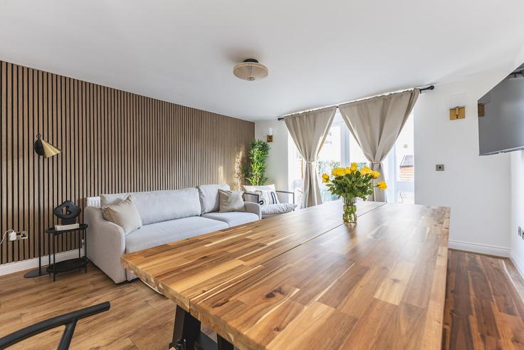 Elegante sala de estar con mobiliario moderno en un apartamento en Building Henniker Road - artestays - 1058665 - LON en London Borough of Newham, London Elegante sala de estar con mobiliario moderno en un apartamento en Building Henniker Road - artestays - 1058665 - LON en London Borough of Newham, London