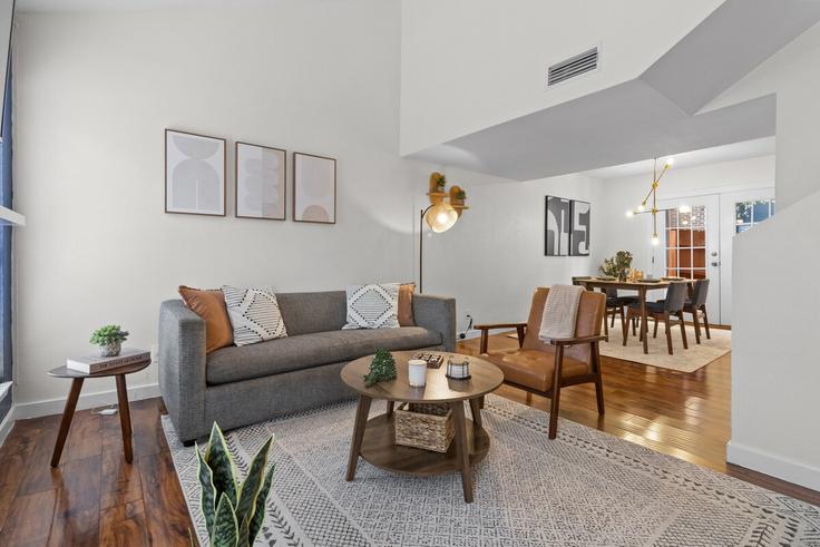 Salle de séjour élégante avec mobilier moderne dans un appartement à Building South 1st Street - artfy-hospitality-inc - 1422350 à Austin, Austin