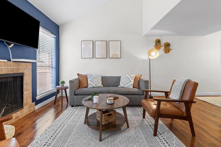 Sala de estar elegantemente projetada com móveis modernos em um apartamento no Building South 1st Street - artfy-hospitality-inc - 1422350 em Austin, Austin Sala de estar elegantemente projetada com móveis modernos em um apartamento no Building South 1st Street - artfy-hospitality-inc - 1422350 em Austin, Austin