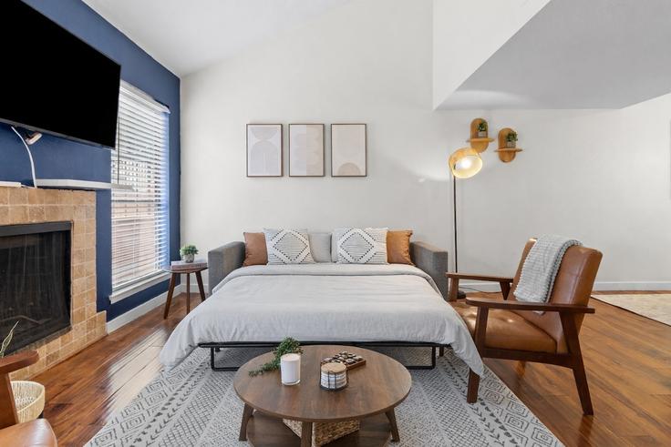 Sala de estar elegantemente projetada com móveis modernos em um apartamento no Building South 1st Street - artfy-hospitality-inc - 1422351 em Austin, Austin Sala de estar elegantemente projetada com móveis modernos em um apartamento no Building South 1st Street - artfy-hospitality-inc - 1422351 em Austin, Austin