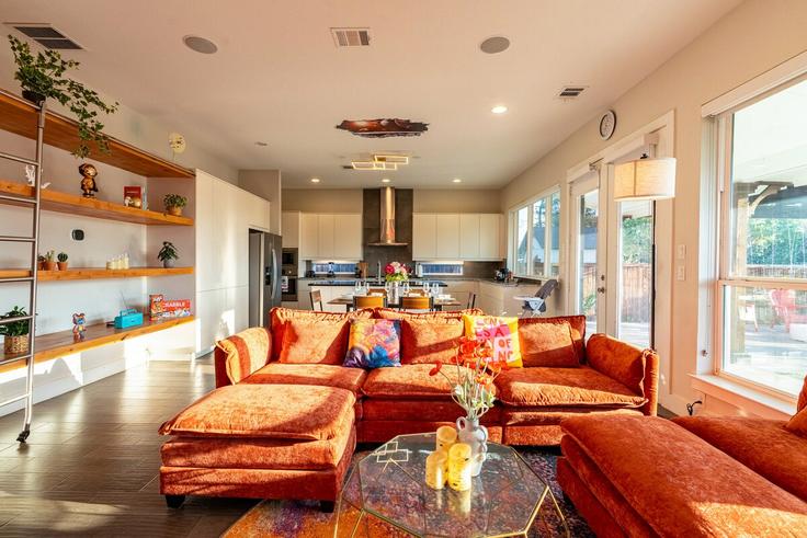 Building Ivanhoe Lane - artfy-hospitality-inc - 1540056 adresindeki bir dairede modern mobilyalarla zarif bir şekilde tasarlanmış oturma odası Dallas, Dallas