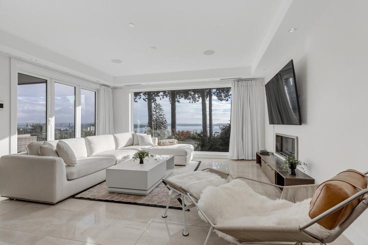 Sala de estar elegantemente projetada com móveis modernos em um apartamento no Building Palmerston Avenue - artin-properties - 1606085 em West Vancouver, West Vancouver