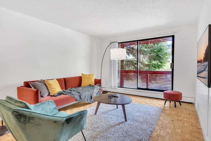 Building 10th Avenue Bikeway - artin-properties - 1606001 adresindeki bir dairede modern mobilyalarla zarif bir şekilde tasarlanmış oturma odası Vancouver, Vancouver Building 10th Avenue Bikeway - artin-properties - 1606001 adresindeki bir dairede modern mobilyalarla zarif bir şekilde tasarlanmış oturma odası Vancouver, Vancouver