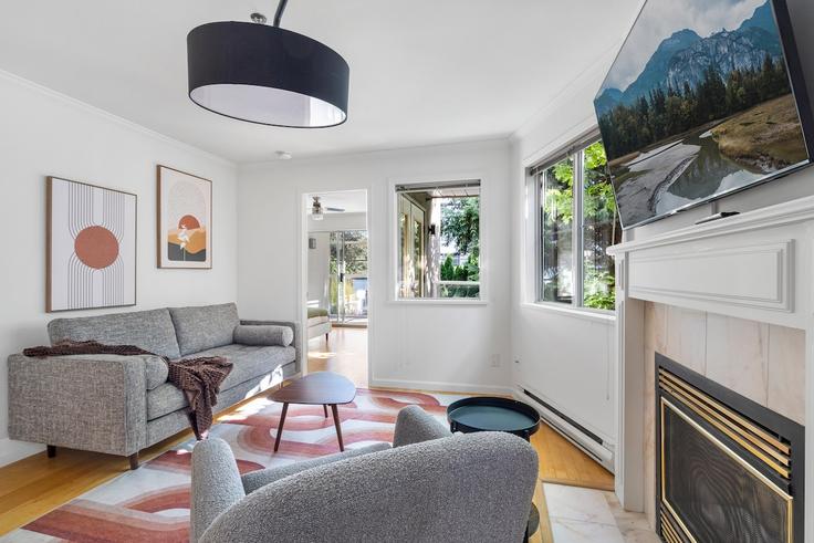 Salle de séjour élégante avec mobilier moderne dans un appartement à Building West 11th Avenue - artin-properties - 1605971 à Vancouver, Vancouver