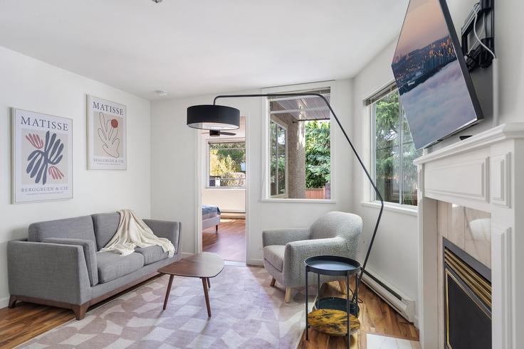 Vancouver VancouverのBuilding West 11th Avenue - artin-properties - 1606039のアパートメントにある、モダンな家具を備えたエレガントなデザインのリビングルーム