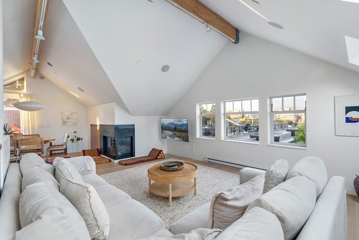 Vancouver, Vancouver에 위치한 Building Heather Street - artin-properties - 1605993 유닛의 세련된 인테리어가 돋보이는 거실 Vancouver, Vancouver에 위치한 Building Heather Street - artin-properties - 1605993 유닛의 세련된 인테리어가 돋보이는 거실