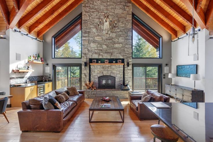 Elegant gestaltetes Wohnzimmer mit moderner Einrichtung in einer Wohnung im Building Nesters Road - artin-properties - 1606162 in Whistler, Whistler Elegant gestaltetes Wohnzimmer mit moderner Einrichtung in einer Wohnung im Building Nesters Road - artin-properties - 1606162 in Whistler, Whistler