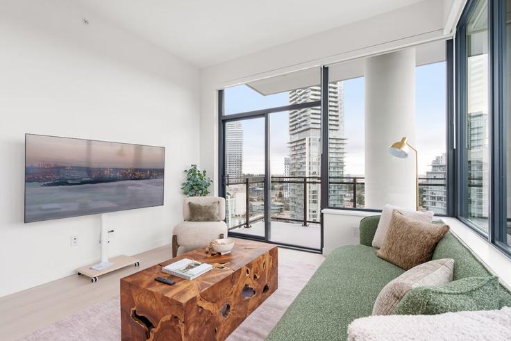 Elegante sala de estar con mobiliario moderno en un apartamento en Building Claremont Street - artin-properties - 1606095 en Coquitlam, Coquitlam