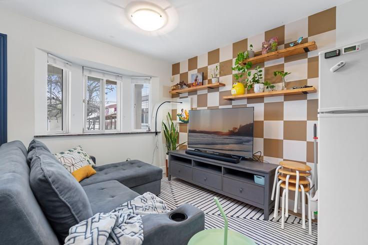 Building East 16th Avenue - artin-properties - 1606101 adresindeki bir dairede modern mobilyalarla zarif bir şekilde tasarlanmış oturma odası Vancouver, Vancouver Building East 16th Avenue - artin-properties - 1606101 adresindeki bir dairede modern mobilyalarla zarif bir şekilde tasarlanmış oturma odası Vancouver, Vancouver