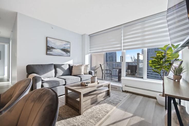 Elegant gestaltetes Wohnzimmer mit moderner Einrichtung in einer Wohnung im Building Abbott Street - artin-properties - 1629950 in Vancouver, Vancouver Elegant gestaltetes Wohnzimmer mit moderner Einrichtung in einer Wohnung im Building Abbott Street - artin-properties - 1629950 in Vancouver, Vancouver