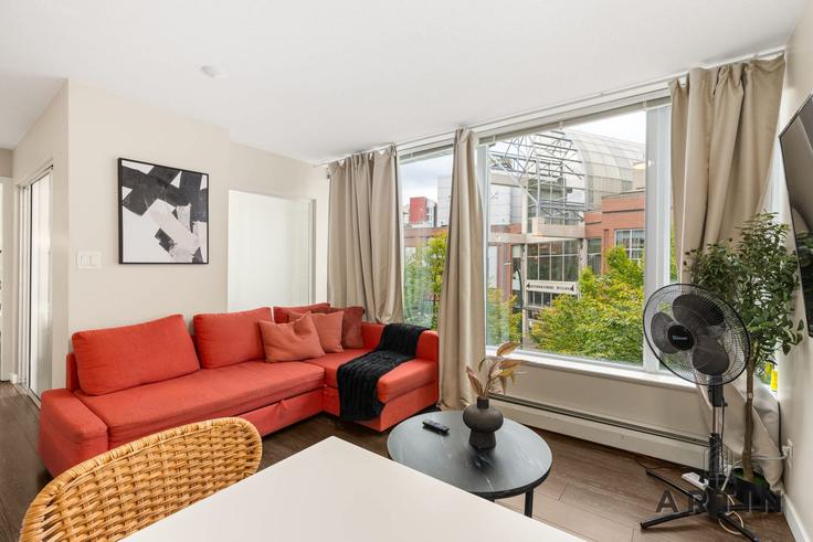 Salle de séjour élégante avec mobilier moderne dans un appartement à Building Abbott Street - artin-properties - 1642540 à Vancouver, Vancouver Salle de séjour élégante avec mobilier moderne dans un appartement à Building Abbott Street - artin-properties - 1642540 à Vancouver, Vancouver