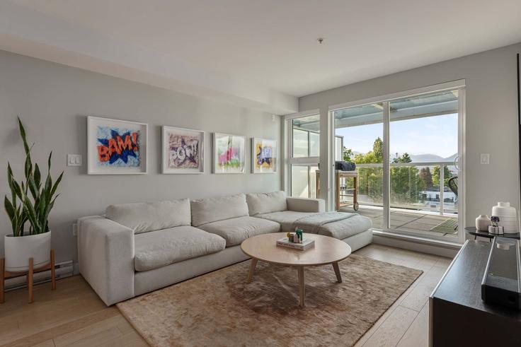 Elegant gestaltetes Wohnzimmer mit moderner Einrichtung in einer Wohnung im Building Fraser Street - artin-properties - 1647193 in Vancouver, Vancouver Elegant gestaltetes Wohnzimmer mit moderner Einrichtung in einer Wohnung im Building Fraser Street - artin-properties - 1647193 in Vancouver, Vancouver
