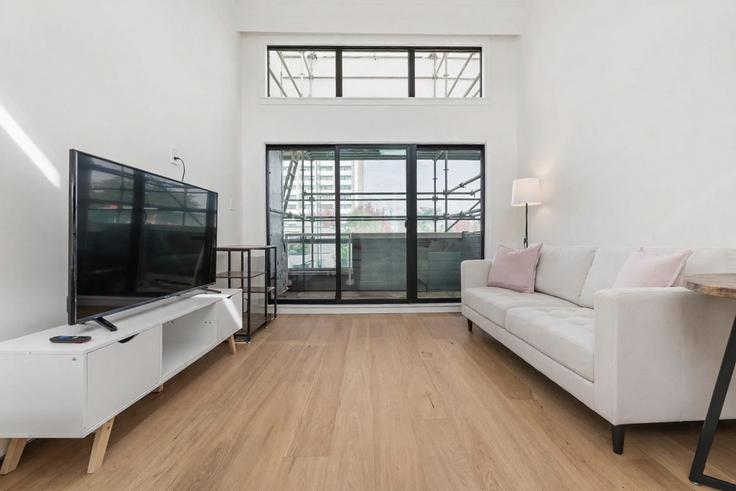 Building Spruce Street - artin-properties - 1647192 adresindeki bir dairede modern mobilyalarla zarif bir şekilde tasarlanmış oturma odası Vancouver, Vancouver Building Spruce Street - artin-properties - 1647192 adresindeki bir dairede modern mobilyalarla zarif bir şekilde tasarlanmış oturma odası Vancouver, Vancouver