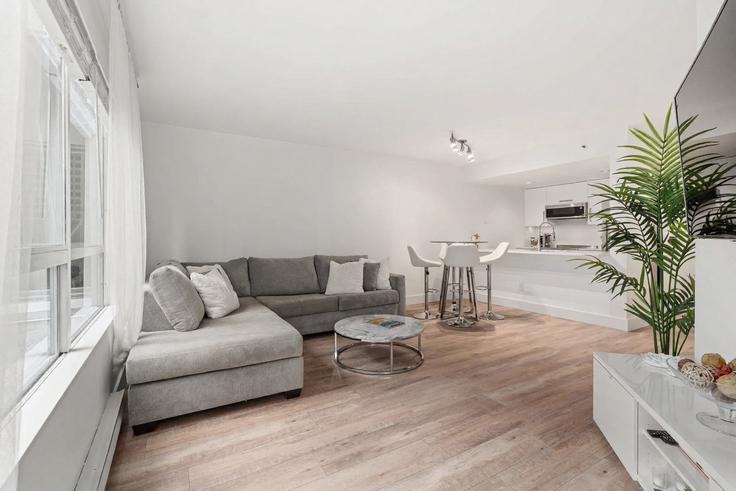 Salle de séjour élégante avec mobilier moderne dans un appartement à Building Alberni Street - artin-properties - 1642536 à Vancouver, Vancouver Salle de séjour élégante avec mobilier moderne dans un appartement à Building Alberni Street - artin-properties - 1642536 à Vancouver, Vancouver