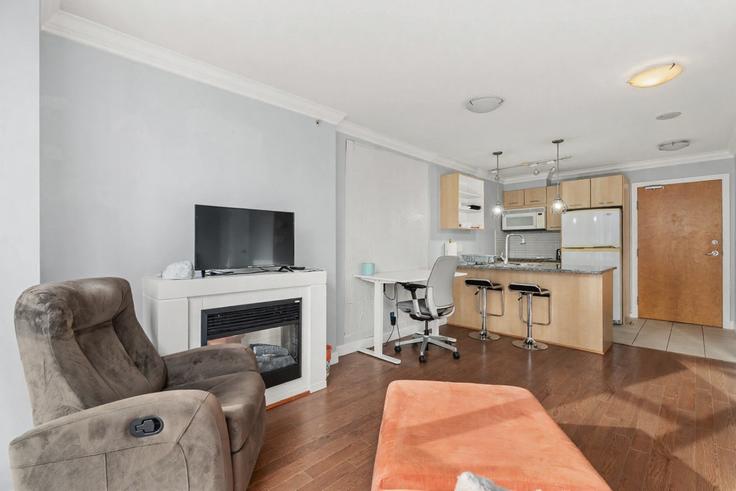Sala de estar elegantemente projetada com móveis modernos em um apartamento no Building Seymour Street - artin-properties - 1642539 em Vancouver, Vancouver Sala de estar elegantemente projetada com móveis modernos em um apartamento no Building Seymour Street - artin-properties - 1642539 em Vancouver, Vancouver