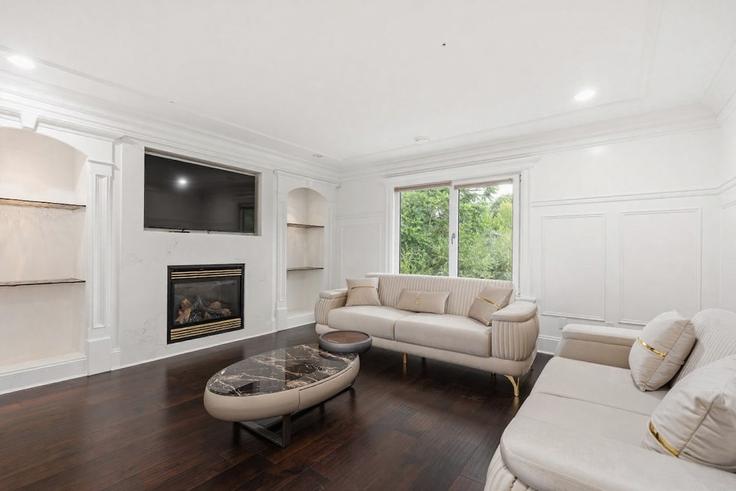 Elegant gestaltetes Wohnzimmer mit moderner Einrichtung in einer Wohnung im Building Lynndale Crescent - artin-properties - 1630033 in Burnaby, Burnaby Elegant gestaltetes Wohnzimmer mit moderner Einrichtung in einer Wohnung im Building Lynndale Crescent - artin-properties - 1630033 in Burnaby, Burnaby