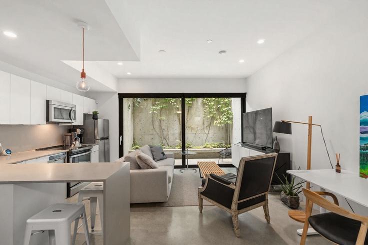 Vancouver VancouverのBuilding Ontario Street - artin-properties - 1629978のアパートメントにある、モダンな家具を備えたエレガントなデザインのリビングルーム Vancouver VancouverのBuilding Ontario Street - artin-properties - 1629978のアパートメントにある、モダンな家具を備えたエレガントなデザインのリビングルーム