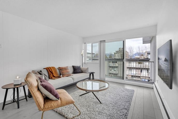 Vancouver VancouverのBuilding East 12th Avenue - artinproperties - 1051792 - TORのアパートメントにある、モダンな家具を備えたエレガントなデザインのリビングルーム