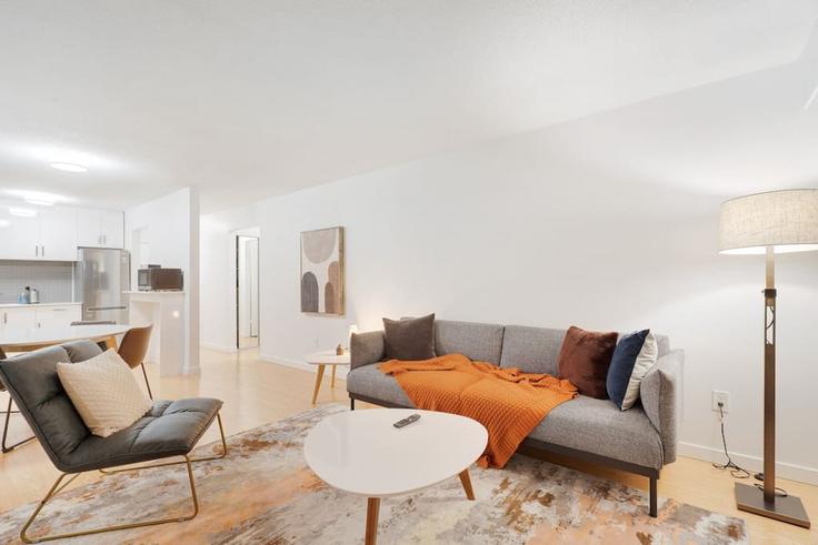 Vancouver VancouverのBuilding Burrard Street - artinproperties - 1051798 - TORのアパートメントにある、モダンな家具を備えたエレガントなデザインのリビングルーム