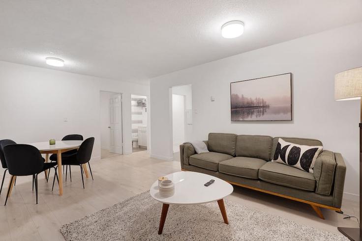 Elegante sala de estar con mobiliario moderno en un apartamento en Building Burrard Street - artinproperties - 1051802 - TOR en Vancouver, Vancouver Elegante sala de estar con mobiliario moderno en un apartamento en Building Burrard Street - artinproperties - 1051802 - TOR en Vancouver, Vancouver