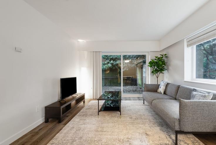 Vancouver VancouverのBuilding East 12th Avenue - artinproperties - 1051855 - TORのアパートメントにある、モダンな家具を備えたエレガントなデザインのリビングルーム