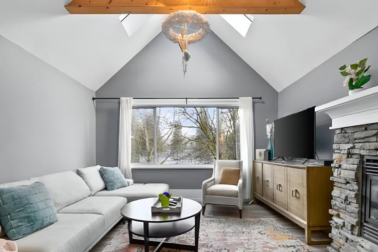 Elegante sala de estar con mobiliario moderno en un apartamento en Building West 4th Avenue - artinproperties - 1051859 - TOR en Vancouver, Vancouver Elegante sala de estar con mobiliario moderno en un apartamento en Building West 4th Avenue - artinproperties - 1051859 - TOR en Vancouver, Vancouver