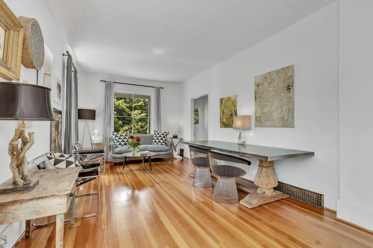 Vancouver VancouverのBuilding Prince Edward Street - artinproperties - 1051862 - TORのアパートメントにある、モダンな家具を備えたエレガントなデザインのリビングルーム