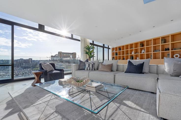 Vancouver VancouverのBuilding Beach Avenue - artinproperties - 1051863 - TORのアパートメントにある、モダンな家具を備えたエレガントなデザインのリビングルーム