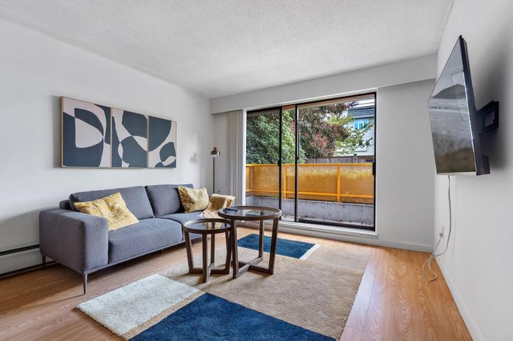 Elegante sala de estar con mobiliario moderno en un apartamento en Building Burrard Street - artinproperties - 1051870 - TOR en Vancouver, Vancouver Elegante sala de estar con mobiliario moderno en un apartamento en Building Burrard Street - artinproperties - 1051870 - TOR en Vancouver, Vancouver
