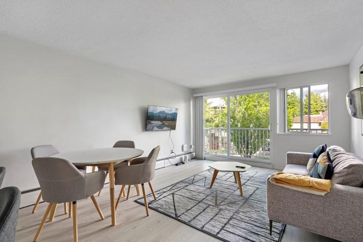 Vancouver VancouverのBuilding East 12th Avenue - artinproperties - 1051874 - TORのアパートメントにある、モダンな家具を備えたエレガントなデザインのリビングルーム