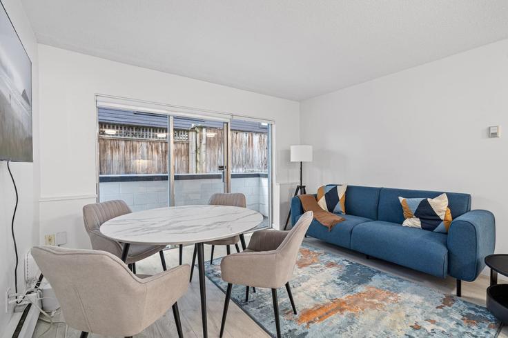 Building West 8th Avenue - artinproperties - 1051899 - TOR adresindeki bir dairede şık sandalyeli yemek masası Vancouver, Vancouver