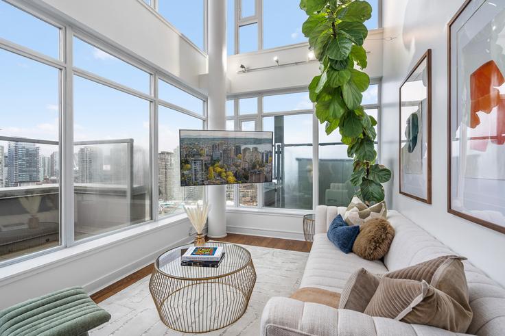 Elegante sala de estar con mobiliario moderno en un apartamento en Building Homer Street - artinproperties - 1051938 en Vancouver, Vancouver Elegante sala de estar con mobiliario moderno en un apartamento en Building Homer Street - artinproperties - 1051938 en Vancouver, Vancouver
