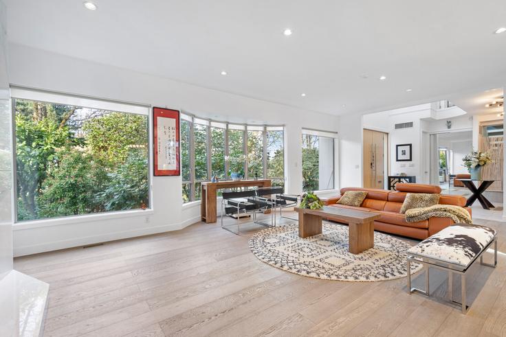 Vancouver VancouverのBuilding Nanton Avenue - artinproperties - 1094252 - TORのアパートメントにある、モダンな家具を備えたエレガントなデザインのリビングルーム