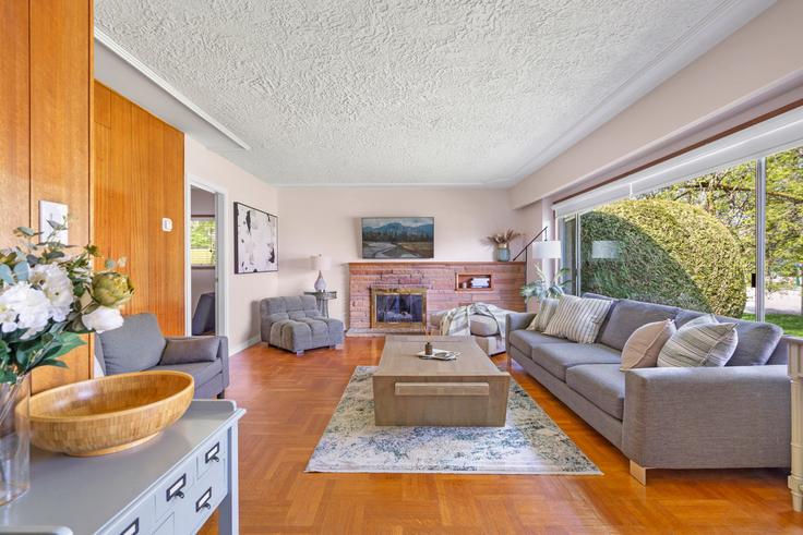 Vancouver VancouverのBuilding West King Edward Avenue - artinproperties - 1224035 - TORのアパートメントにある、モダンな家具を備えたエレガントなデザインのリビングルーム