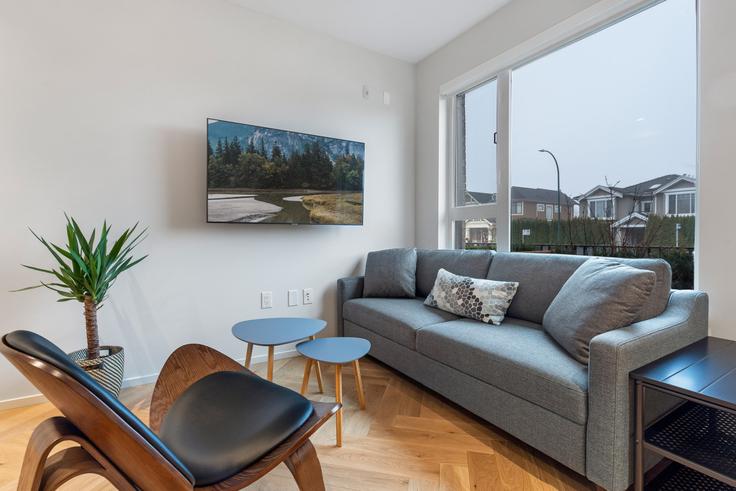 Elegante sala de estar con mobiliario moderno en un apartamento en Building West 48th Avenue - artinproperties - 1224415 - TOR en Vancouver, Vancouver